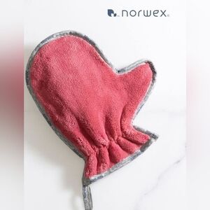 Norwex Pomegranate Dusting Mitt
